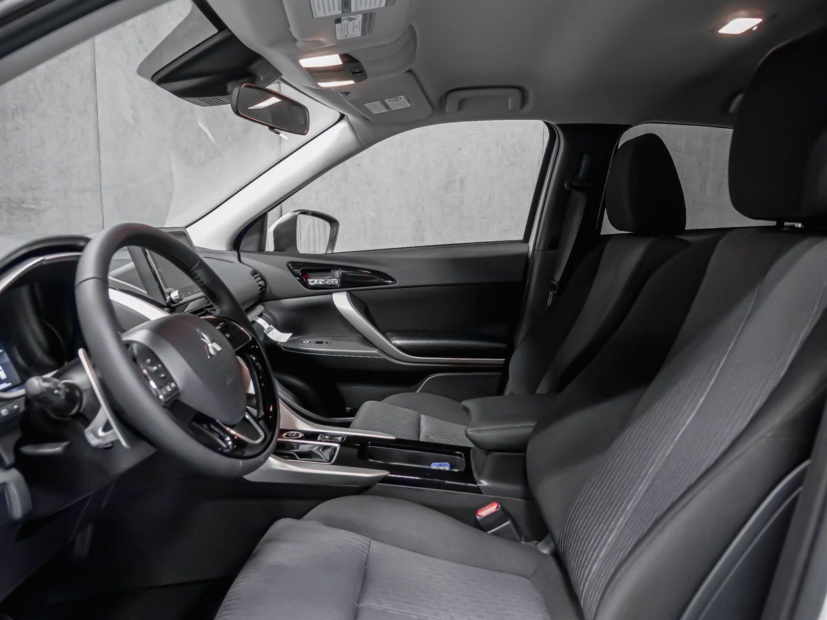 2026 Mitsubishi Eclipse Cross SE White Diamond Montreal - photo #18