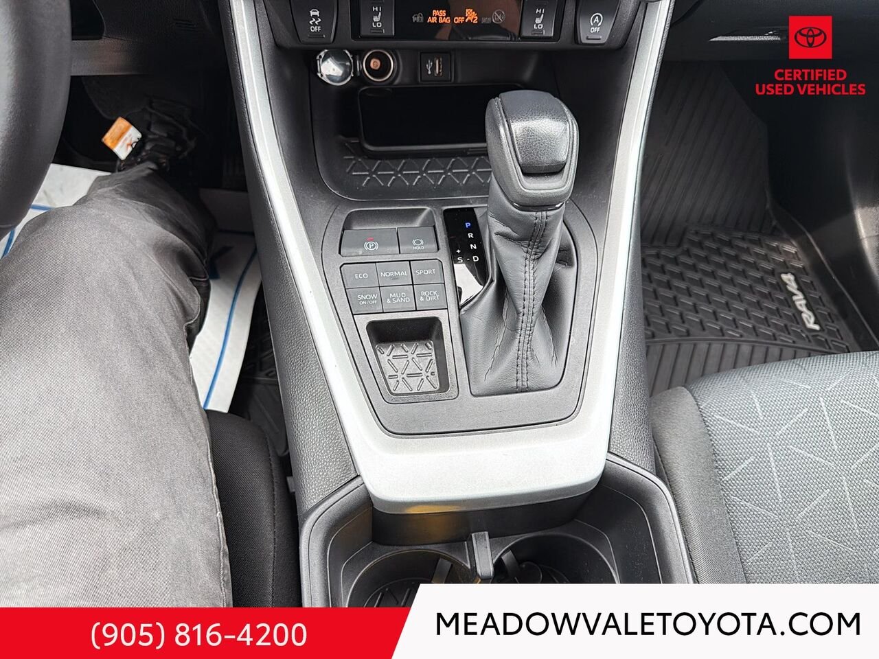 2025 Toyota RAV4 Heated steering wheel, Back-up Camera, Power moonroof, power liftgate Silver Mississauga - photo #16