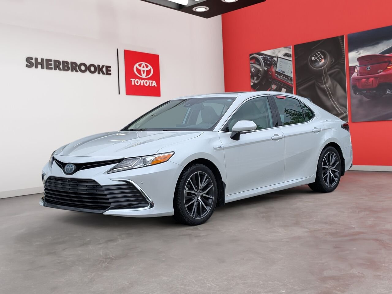 Toyota Camry Hybride XLE/SIÈGES CHAUFFANTS ET VENTILLÉS/TOIT OUVRANT/VOLANT CHAUFFANT/SIÈGES EN CUIR/BLUETOOTH/AC 2021 Blanc Sherbrooke - photo #0