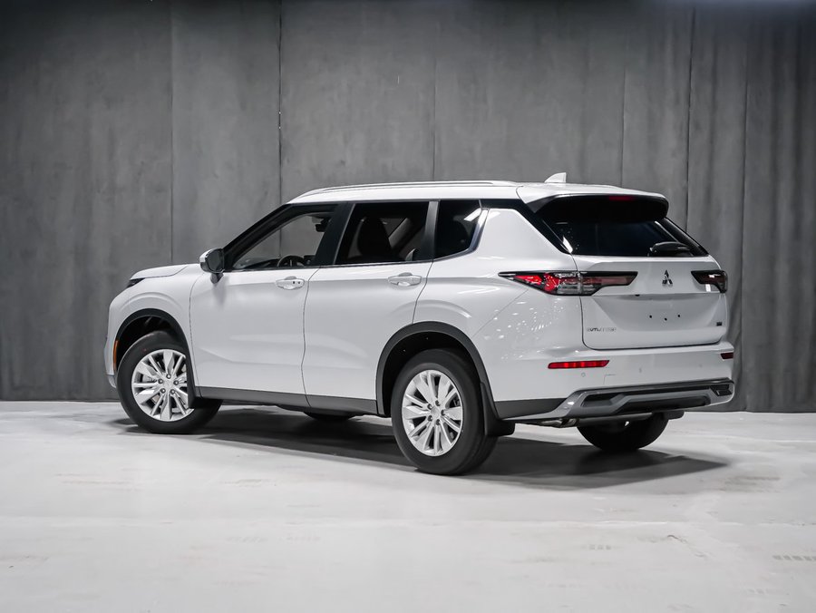 2026 Mitsubishi Outlander SE White Diamond