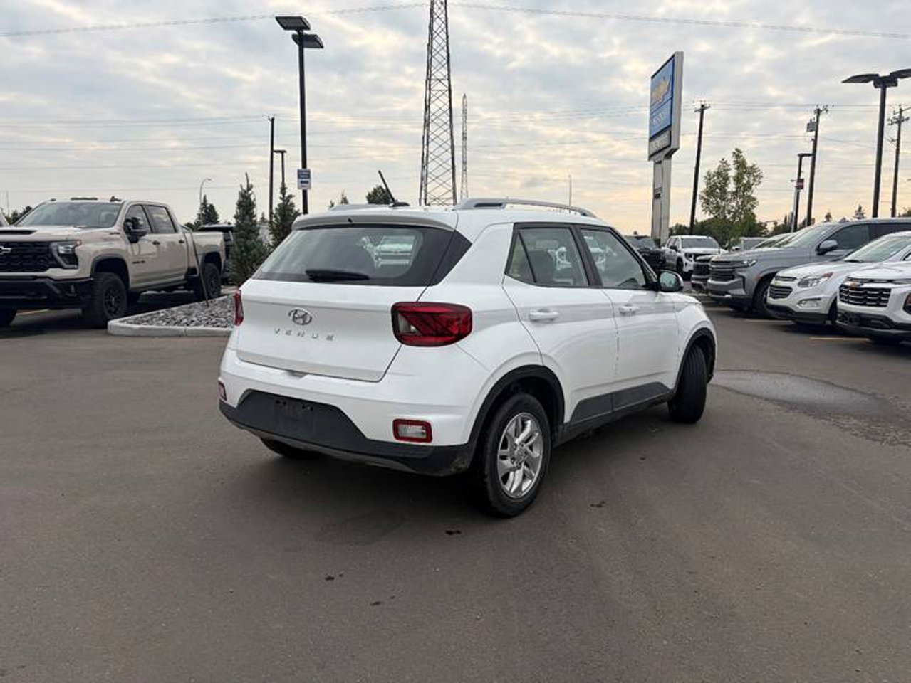 2025 Hyundai Venue Preferred IVT White Sherwood Park - photo #4