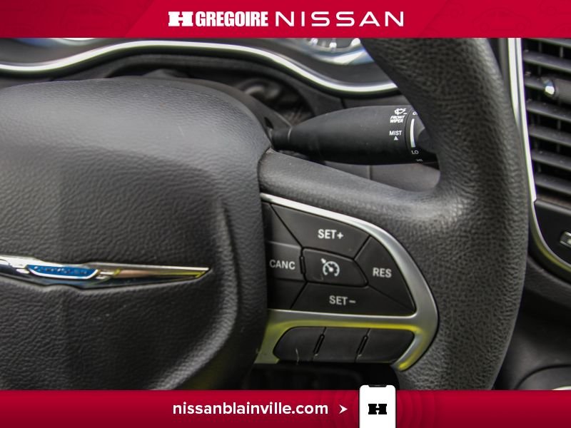 2015 Chrysler 200 White Laval - photo #15