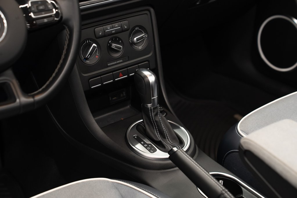 Volkswagen Beetle Trendline+ cabriolet 2 portes 2016 Blanc Kirkland - photo #22