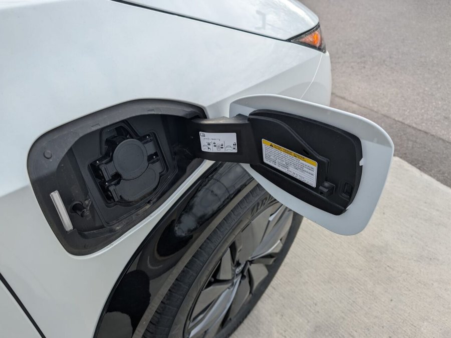 2026 NISSAN ARIYA 2026 Everest White Pearl Tricoat/Black Diamond Pearl