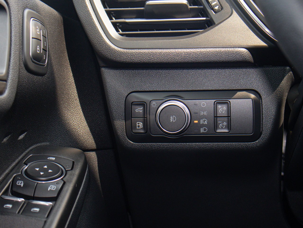 2020 Ford Escape Titanium Hybrid AWD Black Sherwood Park - photo #21
