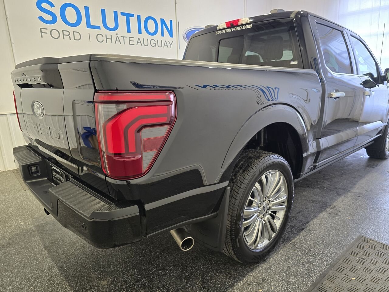 Ford F-150 PLATINUM SUPERCREW 4RM CAISSE DE 5,5 PI 2026 Noir agate métallisé Châteauguay - photo #3