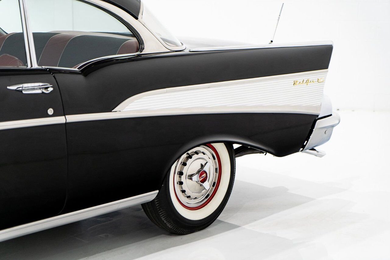 Chevrolet Bel Air Beautifully presented. Restored in desirable color combo | PRIX EN USD 1957 Noir Montréal - photo #46
