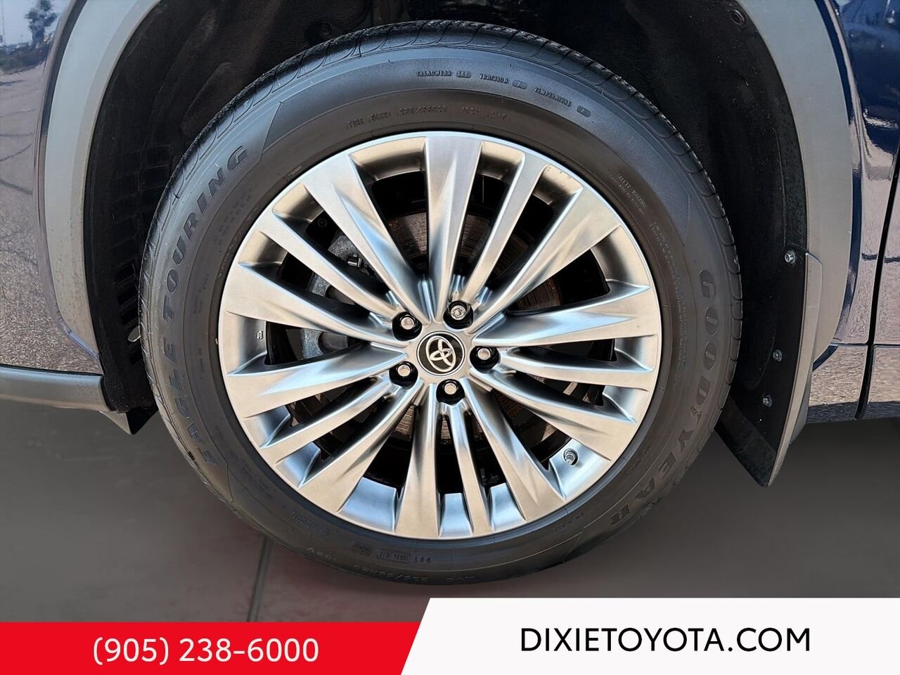 2024 Toyota Highlander PLATNIUM AWD / HEATED AND VENTIALTED SEATS / HEATED REAR SEATS / ALLOY WHEELS / MOONROOF / CARPLAY AND ANDROID AUTO Mississauga - photo #6