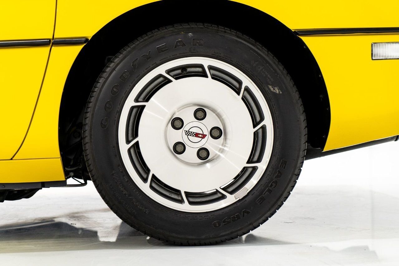 1986 Chevrolet Corvette Pace Car livery with only 17,380km (10,800miles) Yellow Montreal - photo #75