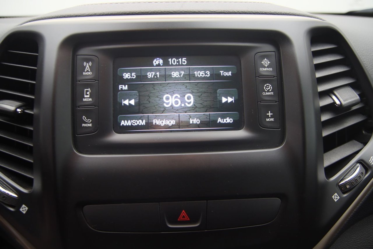 2015 Jeep Cherokee VIN 1C4PJMAS2FW729092 Grey Chicoutimi - photo #13