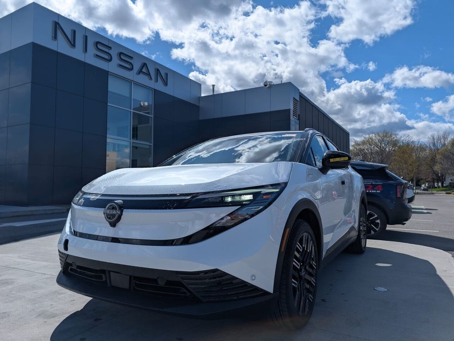 2026 NISSAN LEAF 2026 Everest White Pearl Tricoat/Black