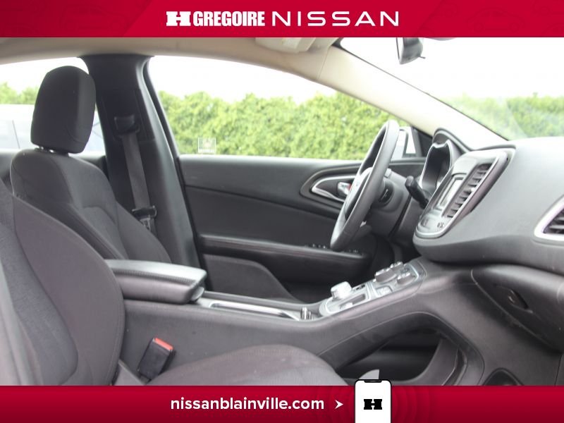 2015 Chrysler 200 White Laval - photo #18