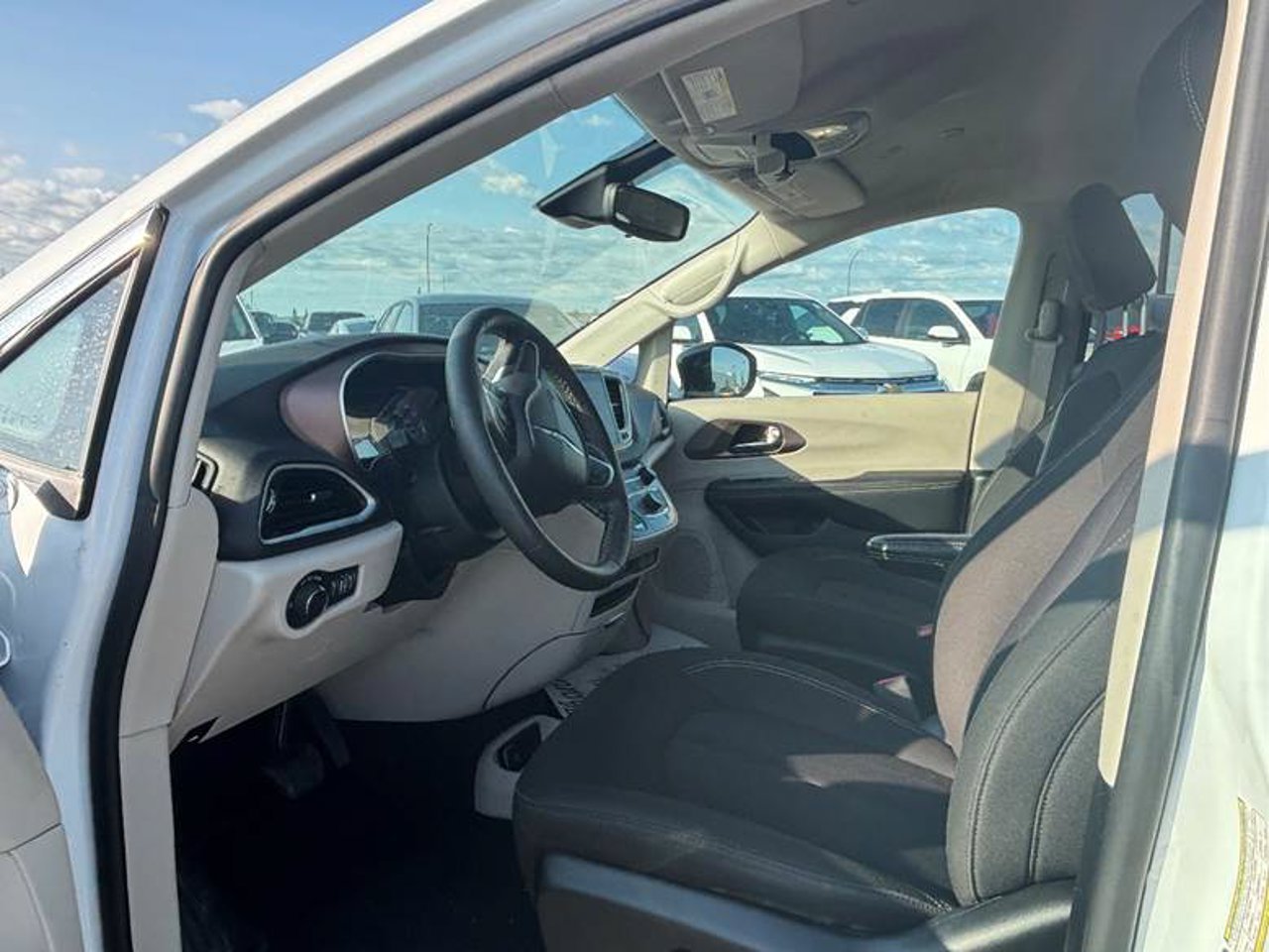 2024 Chrysler Grand Caravan SXT 2WD White Sherwood Park - photo #5