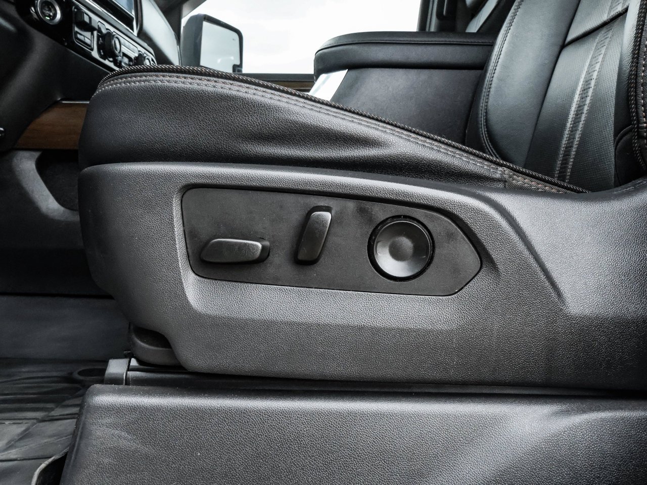 2024 Chevrolet Silverado 3500HD 4WD Crew Cab 159 High Country White Sherwood Park - photo #21