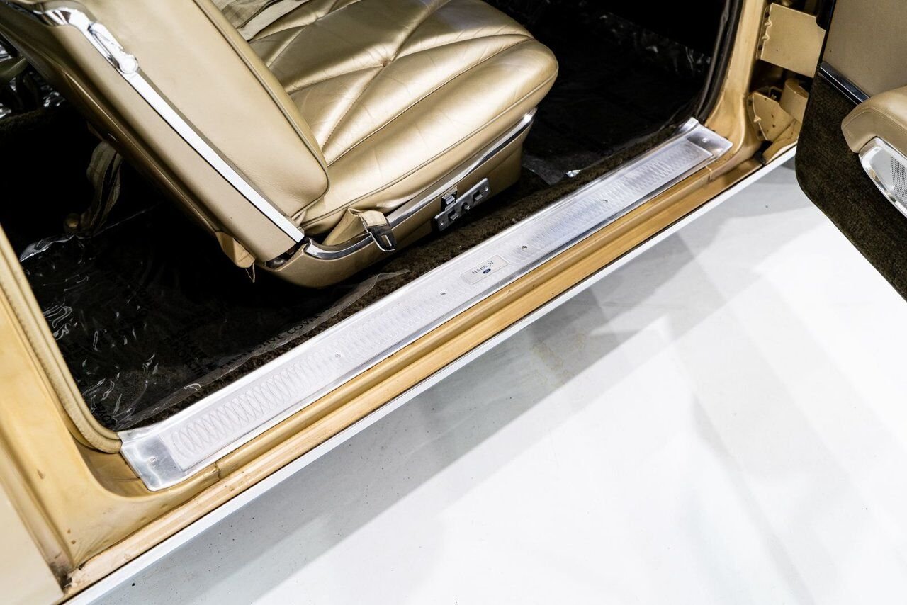 1969 Lincoln Continental Only 687 miles from new. Unrestored example **PRICE IN USD** Gold Montreal - photo #71