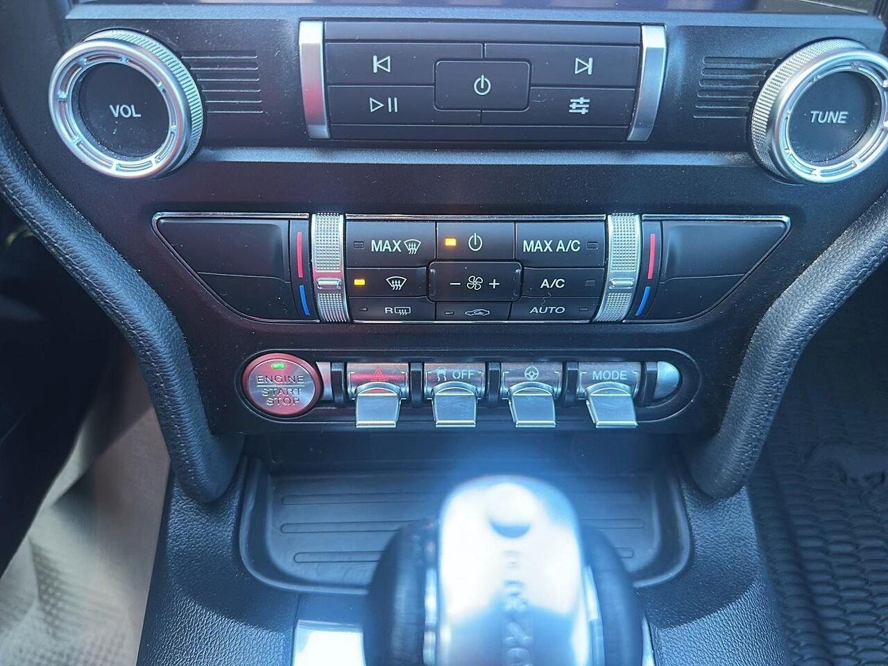 2020 Ford Mustang White Rouyn-Noranda - photo #13