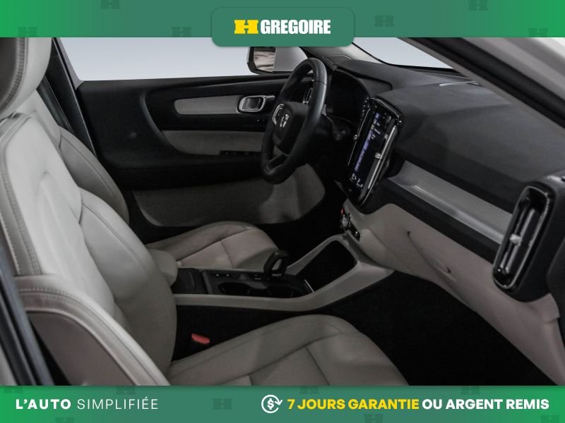 2022 Volvo XC40 White Laval - photo #32