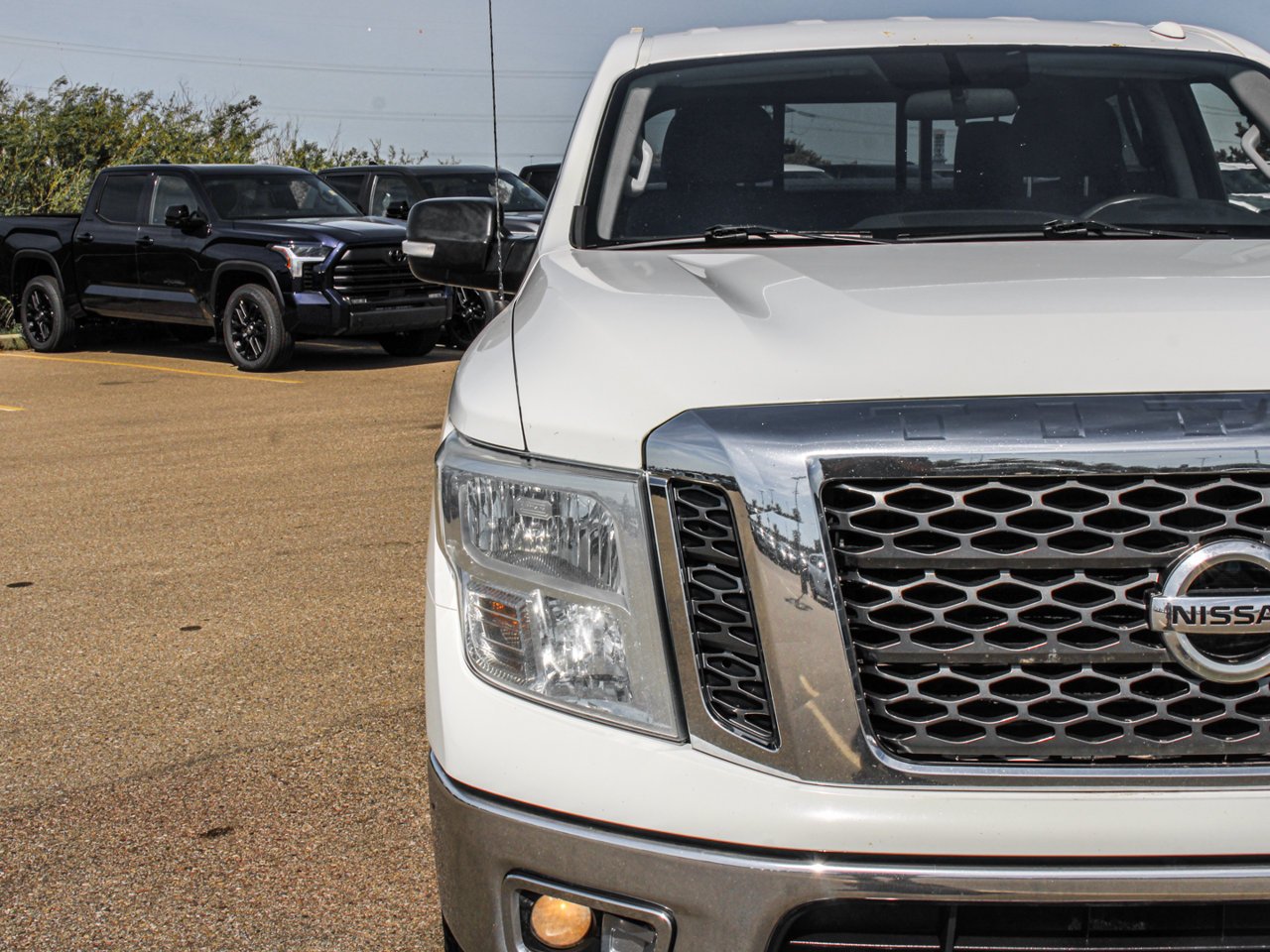 2017 Nissan Titan 4WD Crew Cab SV White Sherwood Park - photo #10