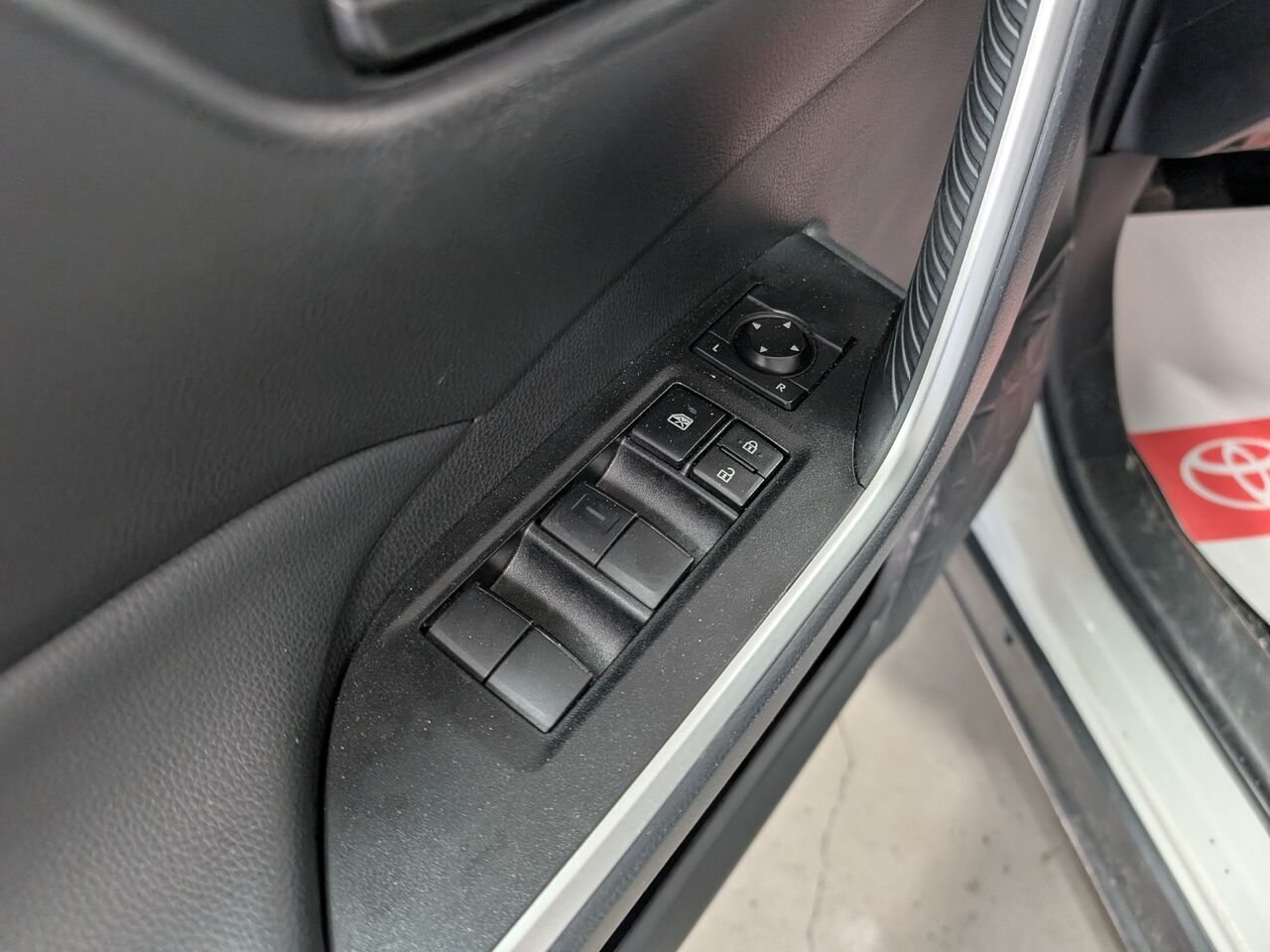 Toyota RAV4 LE/SIÈGES CHAUFFANTS/CAMÉRA DE RECUL/BLUETOOTH/AC/ 2025 Blanc Sherbrooke - photo #9