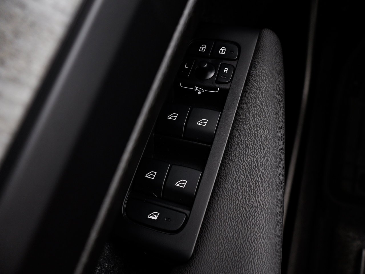 2025 Volvo XC40 B5 AWD Core Bright Theme Grey Sherwood Park - photo #16