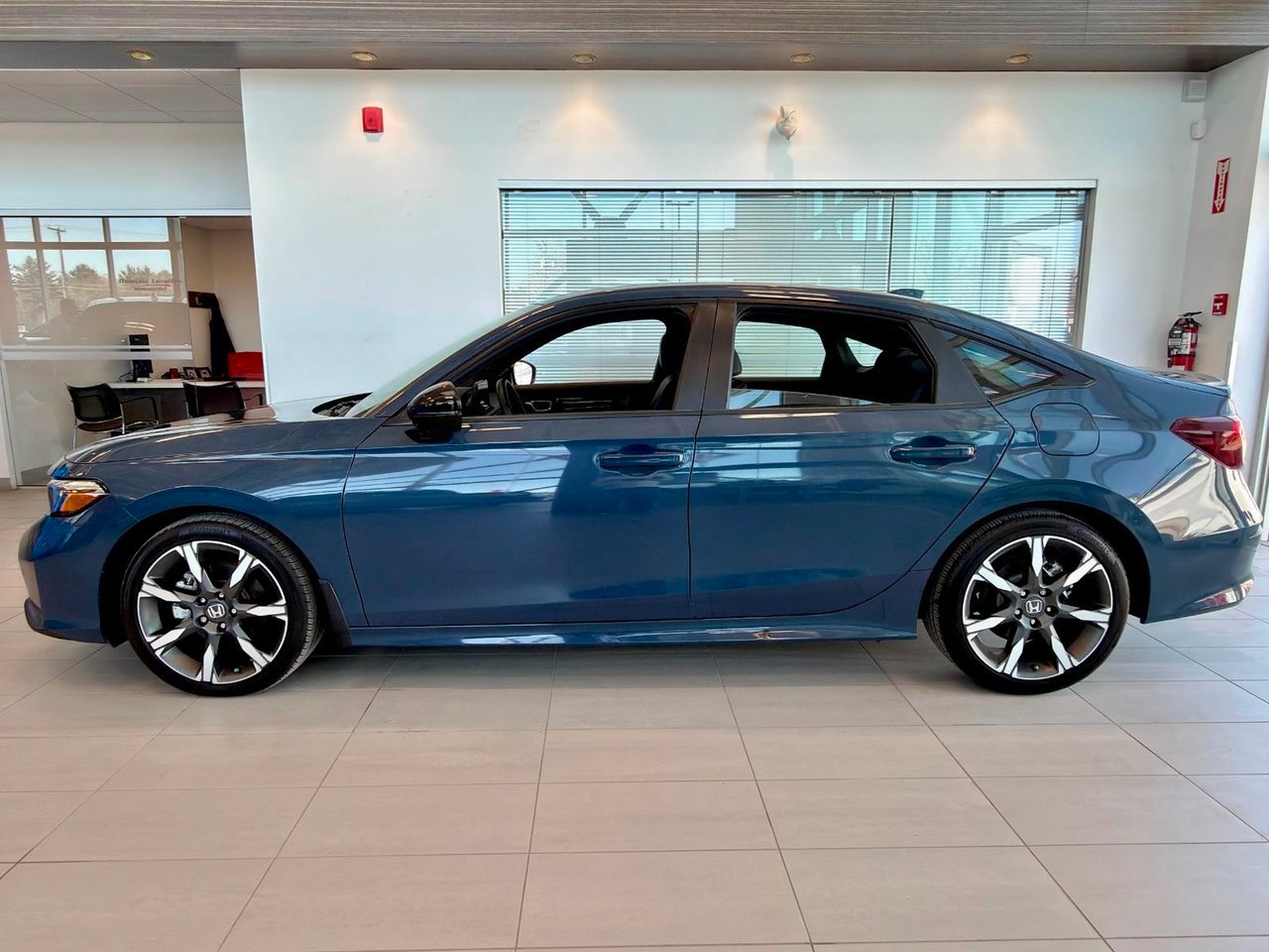 Honda Civic Sedan Hybrid 2025 Bleu Notre-Dame-des-Prairies - photo #8