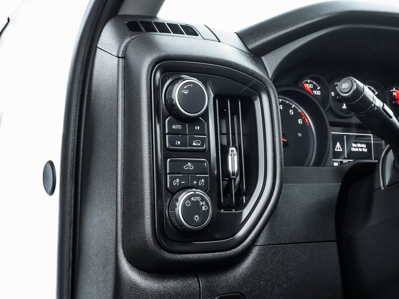 2025 Chevrolet Silverado 1500 4WD Crew Cab 147 Custom White Sherwood Park - photo #19