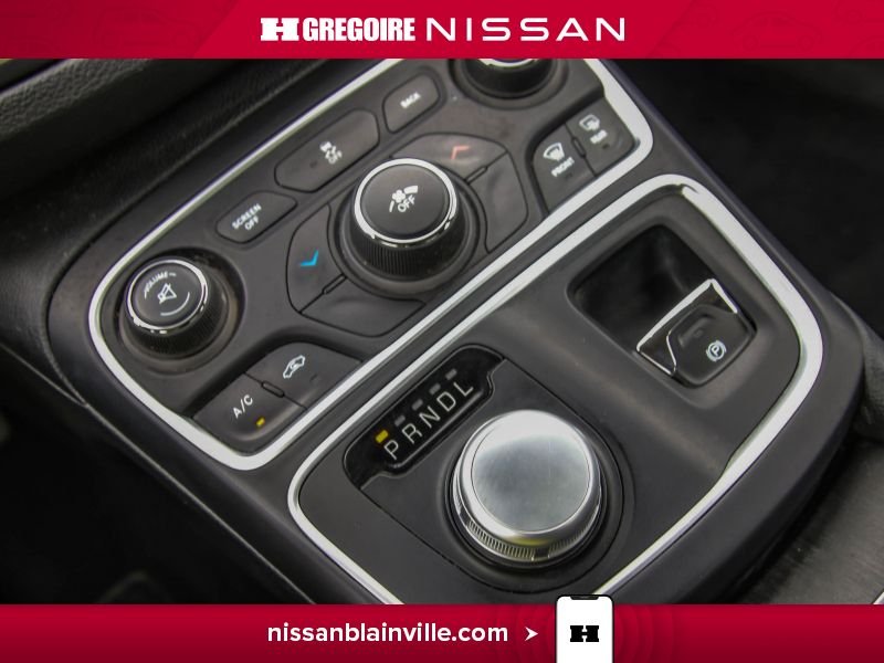 2015 Chrysler 200 White Laval - photo #17