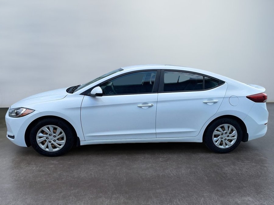 2017 Hyundai ELANTRA Berline 4 portes, boîte manuelle, L White