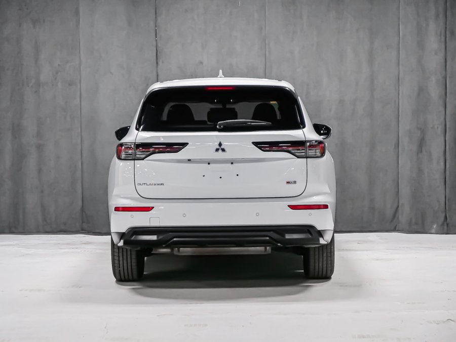 2025 Mitsubishi Outlander ES White