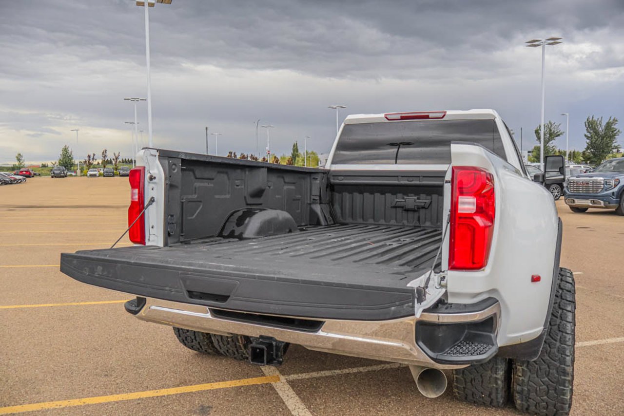 2020 Chevrolet Silverado 3500HD 4WD Crew Cab 172 LT White Sherwood Park - photo #7