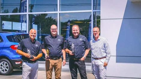 Trois employés de chez Fréchette Ford se voient remettre des trophées Henry Ford.