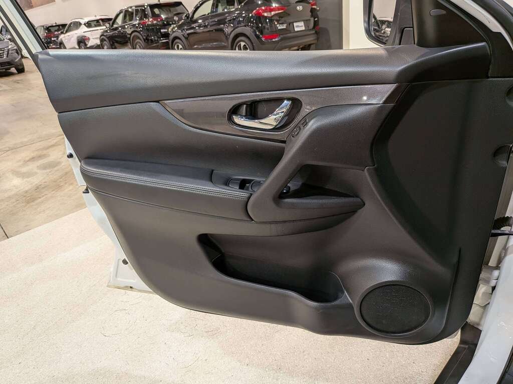 2019 Nissan Rogue AWD SV White Val-David - photo #32