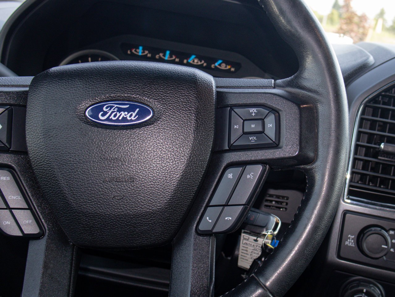 2017 Ford F-150 4WD SuperCrew 145 XLT Grey Sherwood Park - photo #21