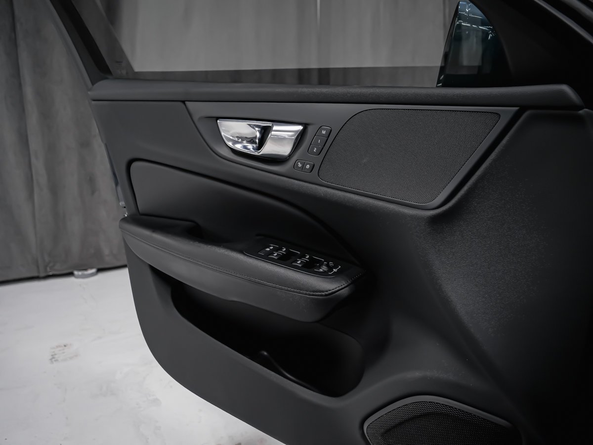 2023 Volvo V60 Cross Country B5 CORE CLIMATE Blue Montreal - photo #8