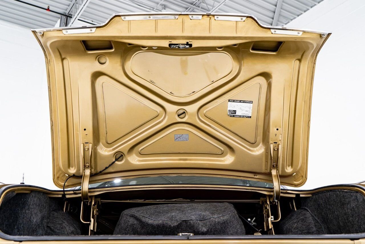 1969 Lincoln Continental Only 687 miles from new. Unrestored example **PRICE IN USD** Gold Montreal - photo #81