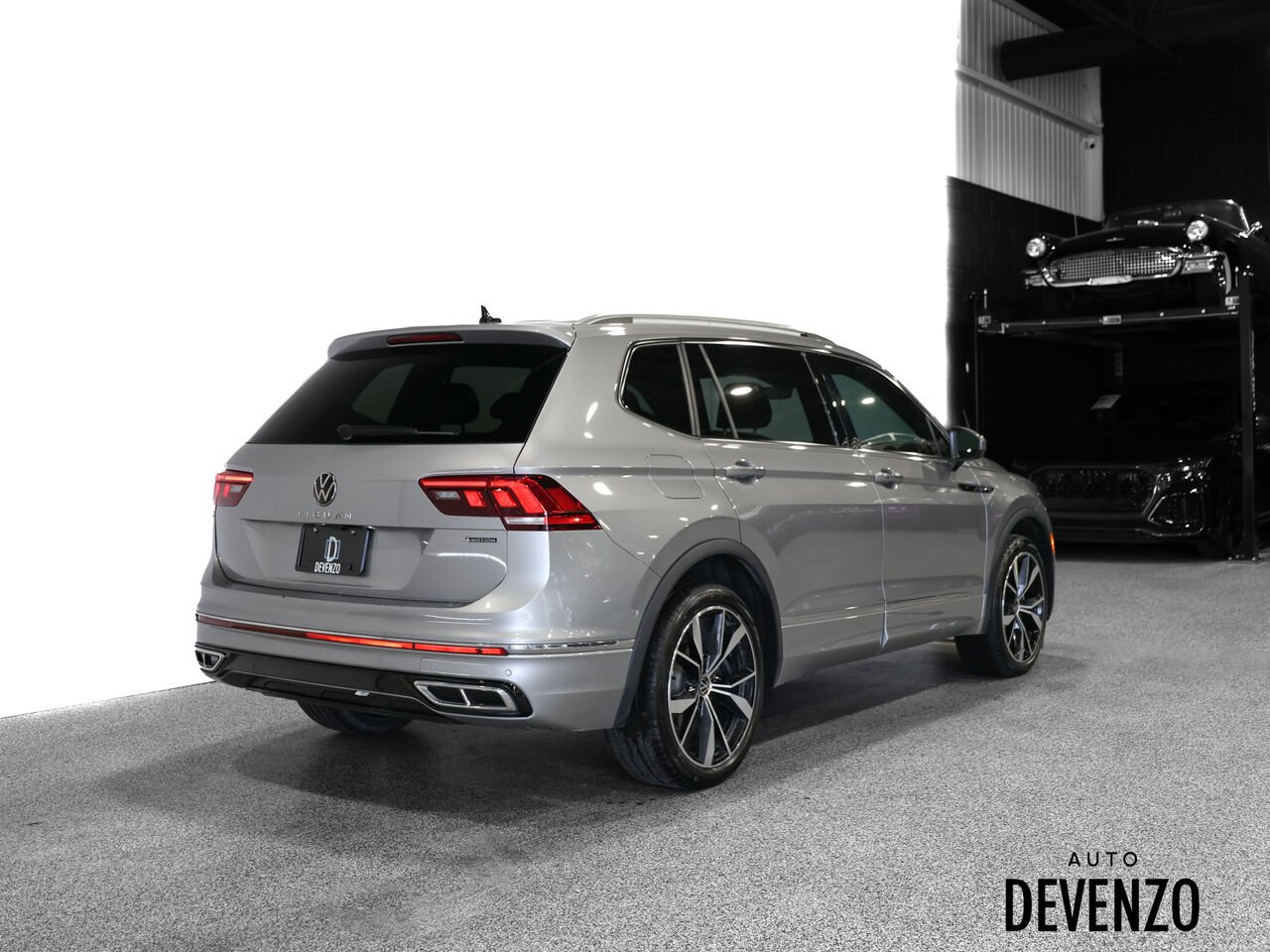2023 Volkswagen Tiguan Silver Saint-Eustache - photo #2