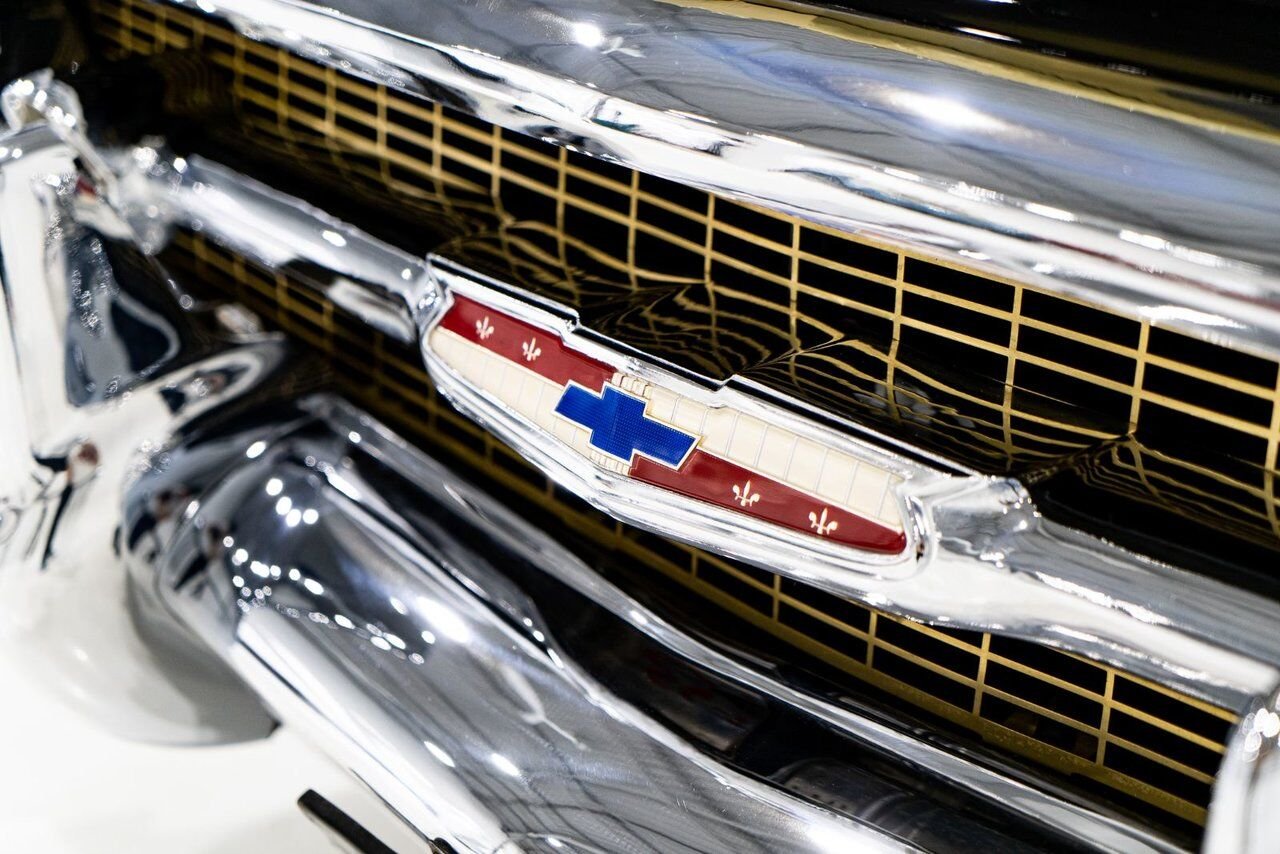 Chevrolet Bel Air Beautifully presented. Restored in desirable color combo | PRIX EN USD 1957 Noir Montréal - photo #3