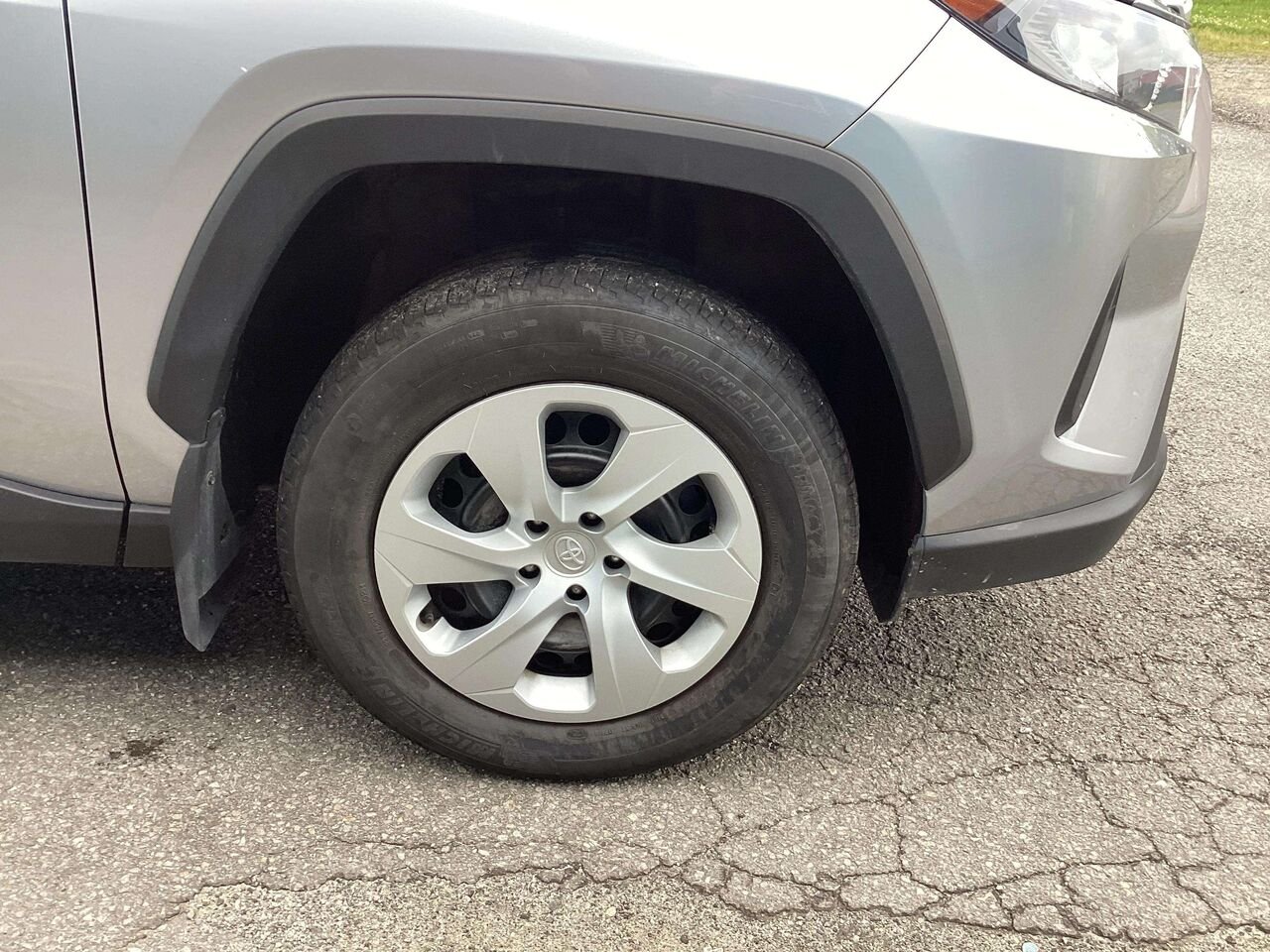TOYOTA RAV4 LE AWD 2024 Argent Gatineau - photo #17