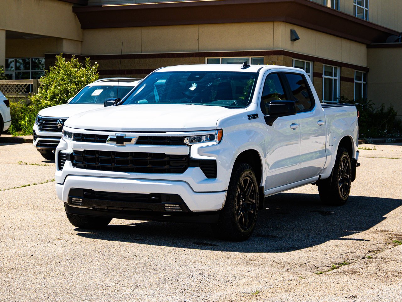 2023 Chevrolet Silverado 1500 4WD Crew Cab 147 RST White Sherwood Park - photo #3