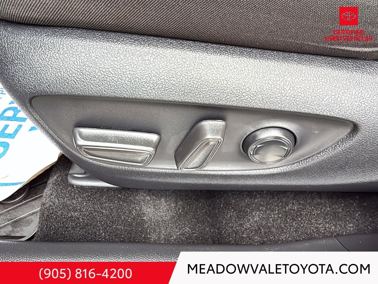 2025 Toyota RAV4 Heated steering wheel, Back-up Camera, Power moonroof, power liftgate Silver Mississauga - photo #9