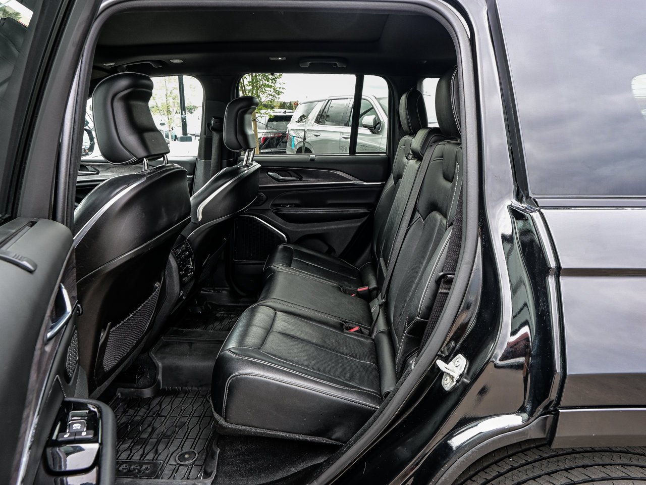 2023 Jeep Grand Cherokee Overland 4x4 Black Sherwood Park - photo #35