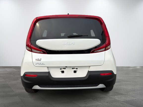 2022 Kia Soul White Thetford Mines - photo #3