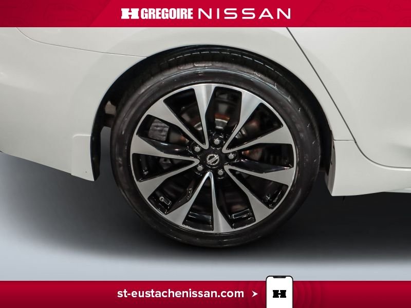 2017 Nissan Maxima White Laval - photo #14