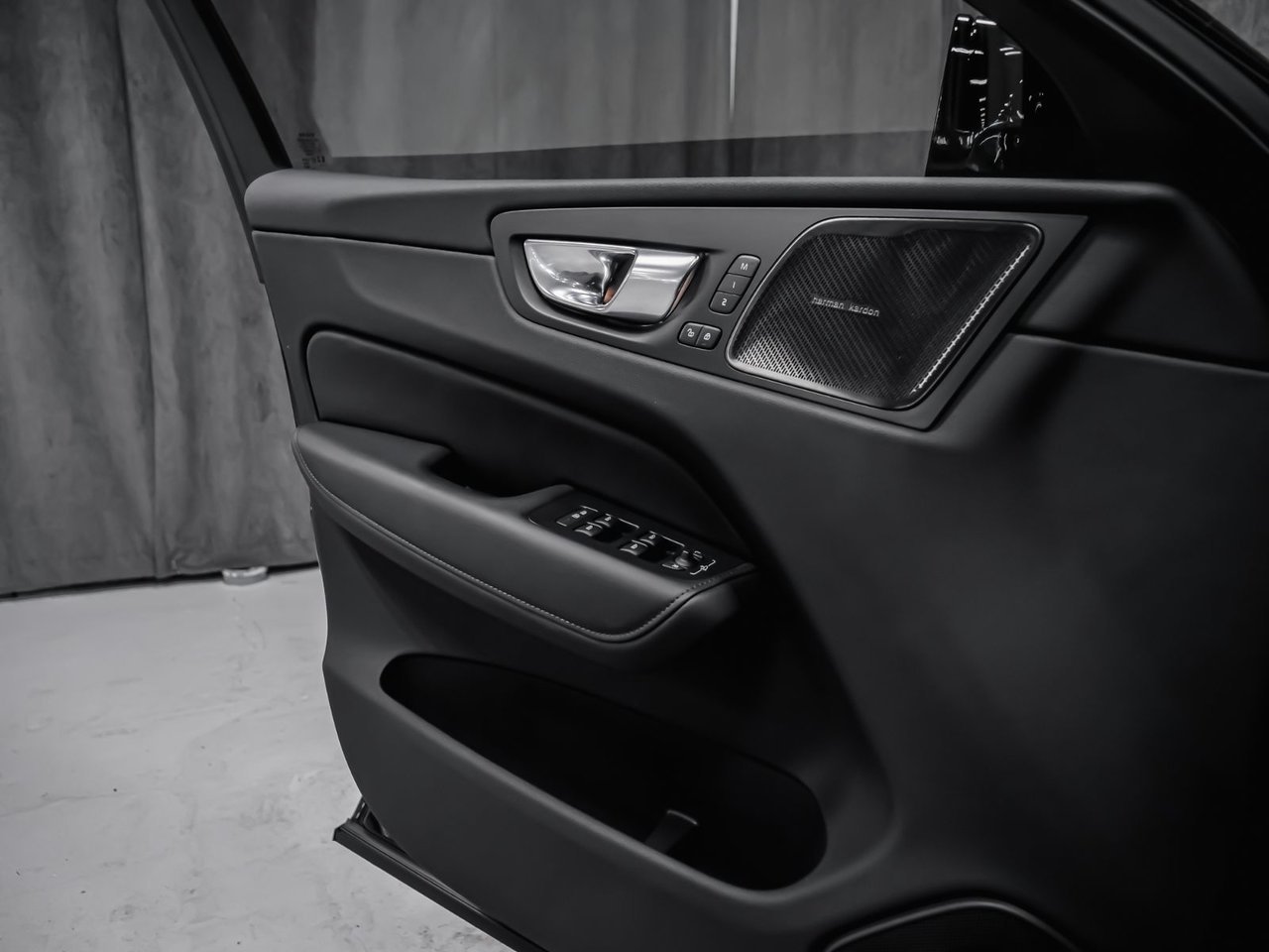 Volvo XC60 B5 PLUS DARK CLIMATE 2025 Noir Montréal - photo #8