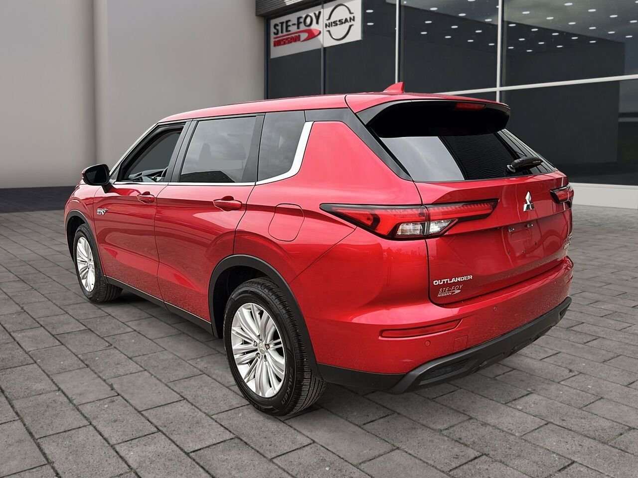 2024 Mitsubishi Outlander Plug-In Hybrid Red Québec - photo #3