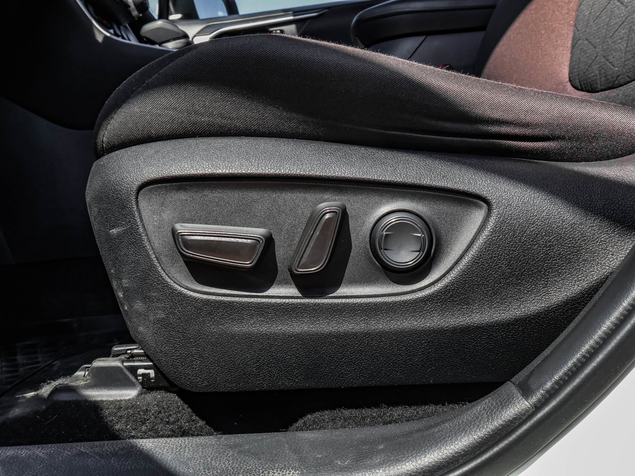 2024 Toyota RAV4 XLE AWD White Sherwood Park - photo #20