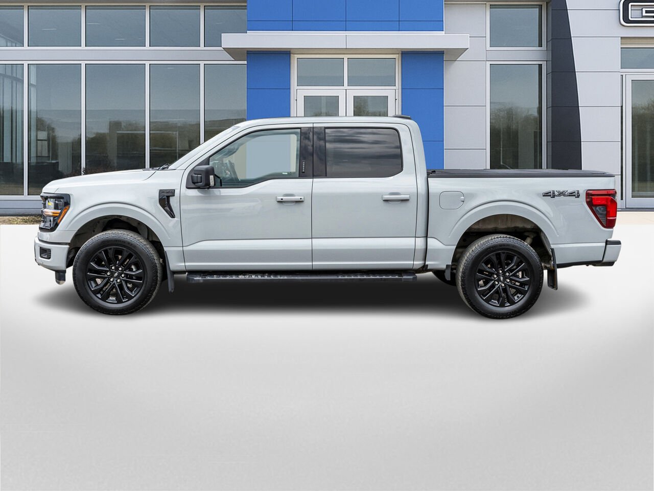 Ford F-150 XLT cabine SuperCrew 4RM caisse de 5,5 pi 2024 Gris Châteauguay - photo #2