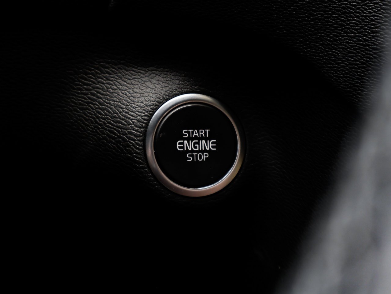 2025 Volvo XC40 B5 AWD Core Bright Theme Grey Sherwood Park - photo #22