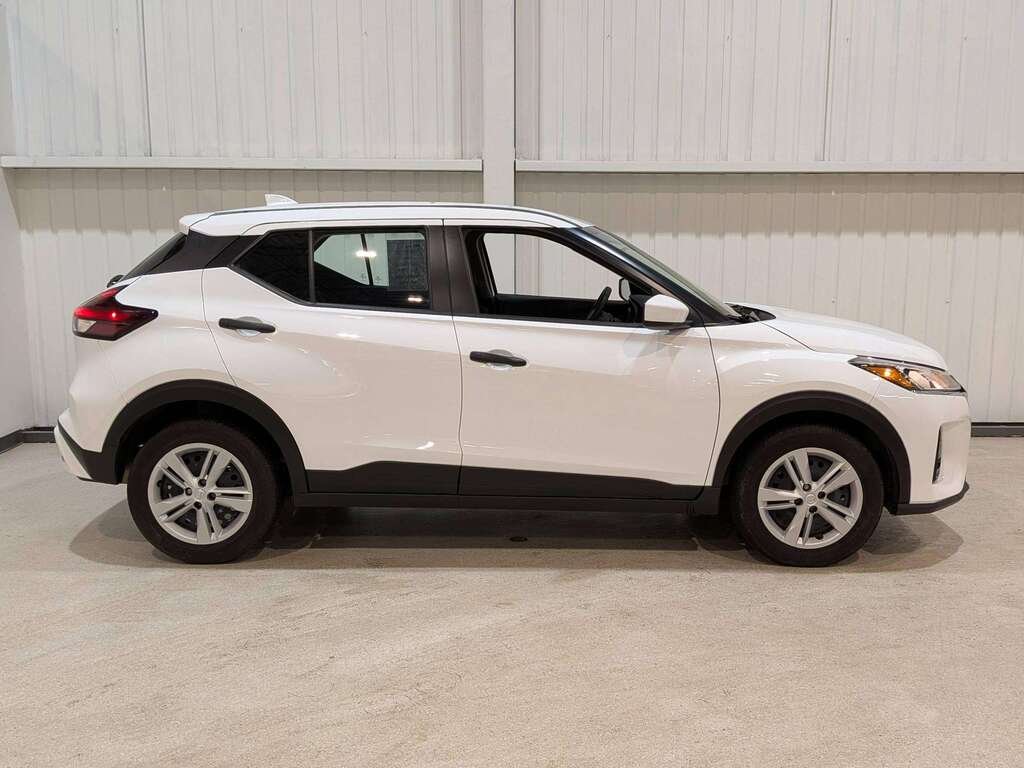 2024 Nissan Kicks S FWD White Val-David - photo #3