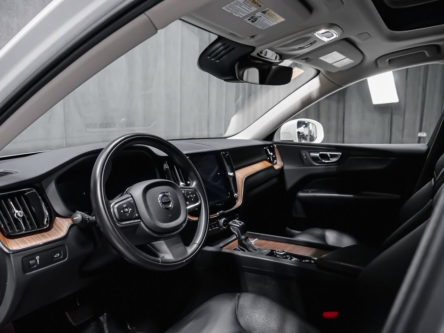 2021 Volvo XC60 T6 MOMENTUM CLIMATE White